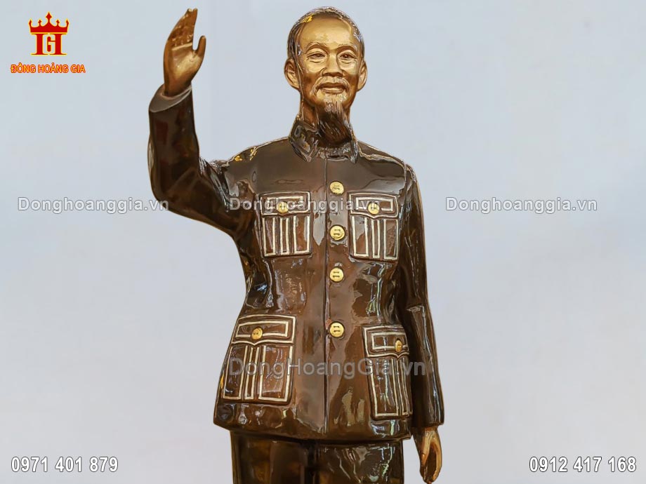 Từng đường nét trên pho tượng được nghệ nhân khắc hoạ giàu giá trị nghệ thuật